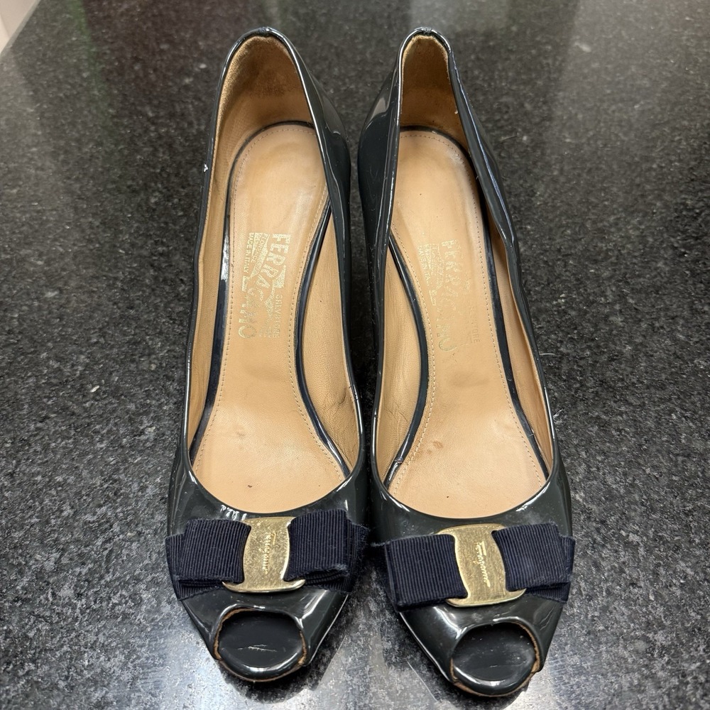 👠 Salvatore Ferragamo Patent Leather Peep Toe Heels 10.5 B Dark Grey Vara Bow